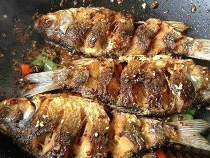 好吃到停不下筷子的香酥烤魚(yú)，做法簡(jiǎn)單，少油少鹽，吃起來(lái)更健康