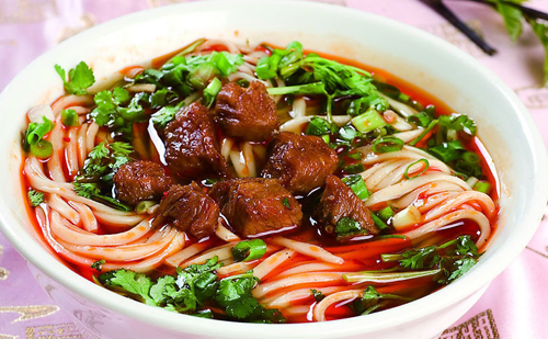 成都美食小吃擔(dān)擔(dān)面，鹵汁酥香，咸鮮微辣
