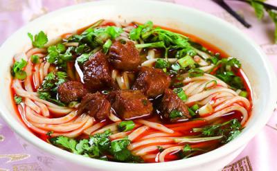 成都美食小吃擔(dān)擔(dān)面，鹵汁酥香，咸鮮微辣