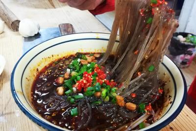 小吃酸辣粉培訓(xùn)哪家好？蜀味緣讓學(xué)員自主創(chuàng)業(yè)自立門戶